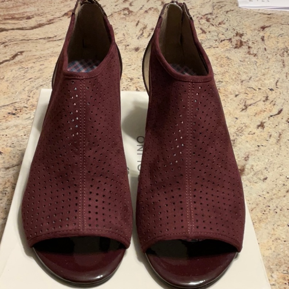Bandolino Burgundy Perforated Open-Toe Booties. New.